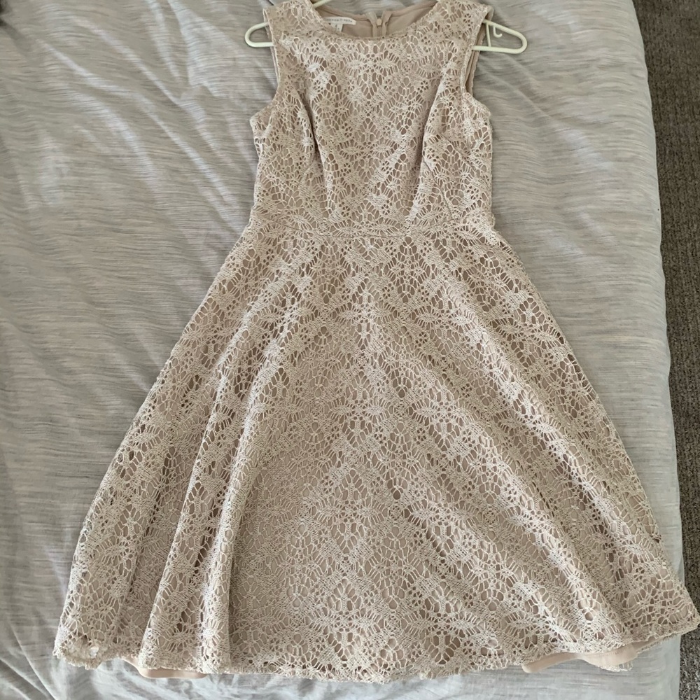 Sleeveless beige lace dress